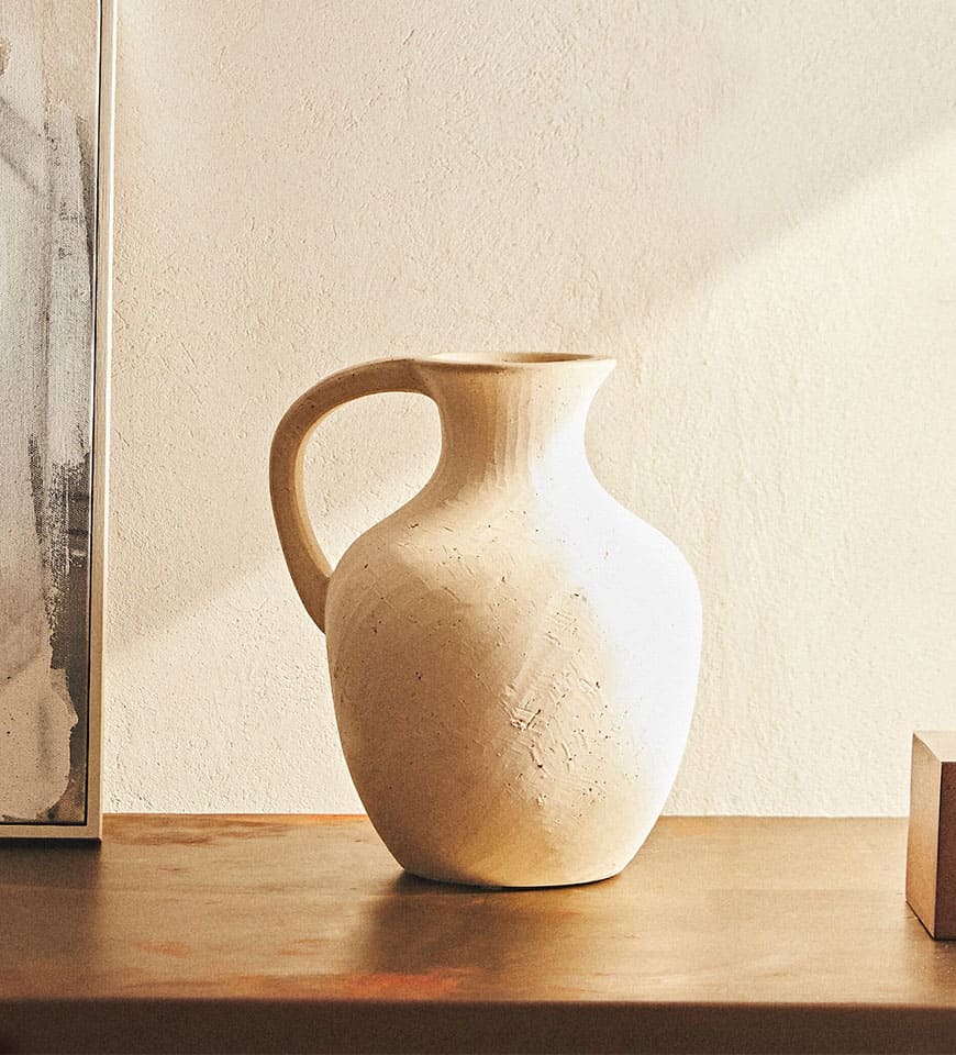 Ceramic vase with handle